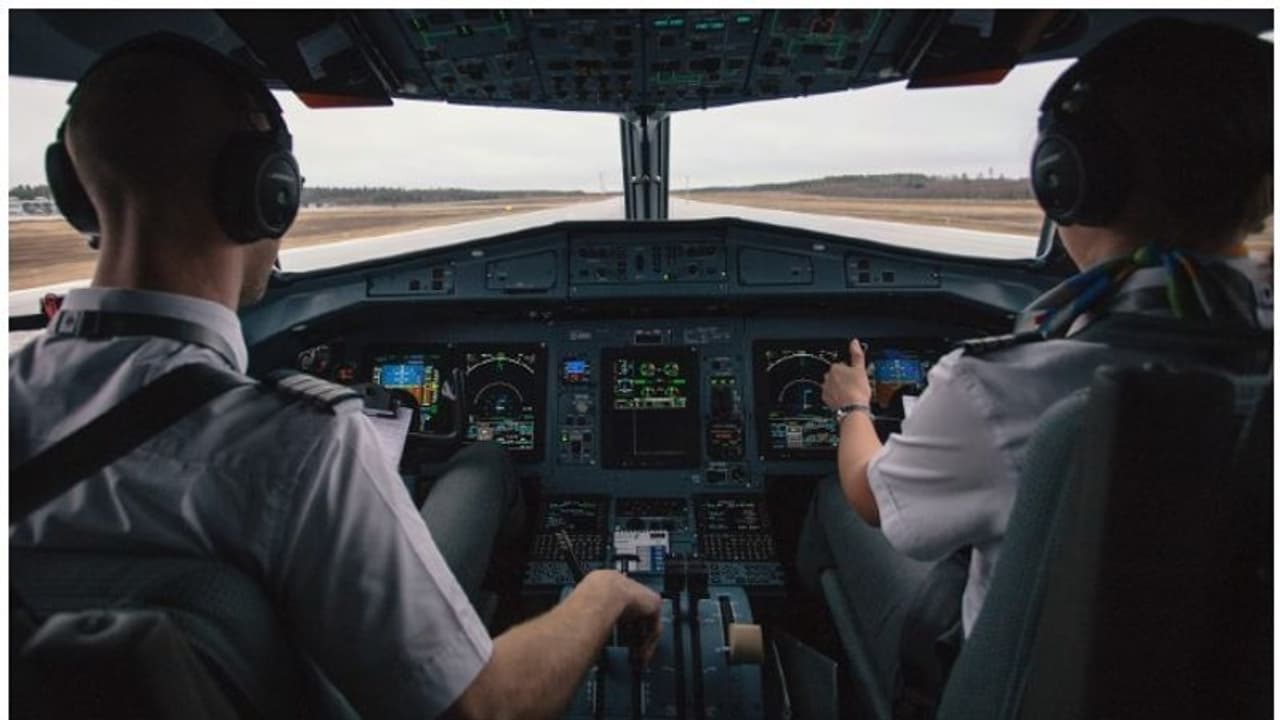 കണ്ട്രോള് പാനലിന് മുകളില് കാപ്പി വീണു; വിമാനം അടിയന്തരമായി തിരിച്ചിറക്കി കണ്ട്രോള് പാനലിന് മുകളില് കാപ്പി വീണു; വിമാനം അടിയന്തരമായി തിരിച്ചിറക്കി