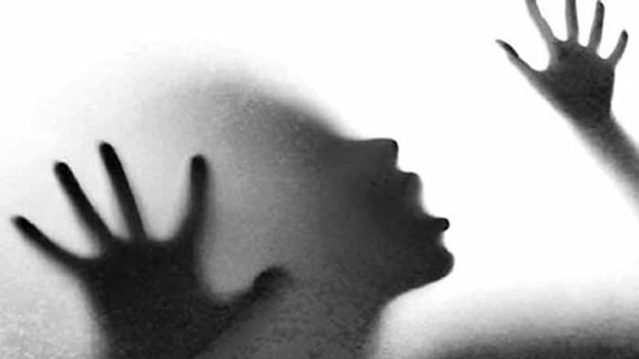 കത്തികാണിച്ച് ഭീഷണിപ്പെടുത്തി കൂട്ടബലാത്സംഗം; ദൃശ്യങ്ങള്‍ സോഷ്യല്‍ മീഡിയയില്‍