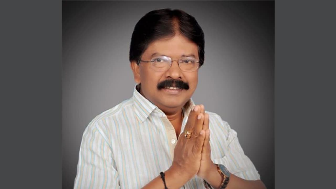 ಸರ್ಕಾರಿ ಆಸ್ಪ​ತ್ರೆ​ಯಲ್ಲಿ ರೋಗಿಗಳ ಪರೀಕ್ಷಿಸಿ ಚಿಕಿತ್ಸೆ ನೀಡಿದ JDS ಶಾಸ​ಕ​