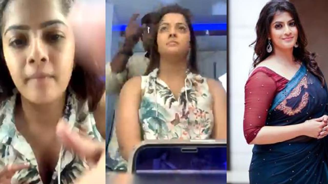 നടിമാരെപ്പോലെ സുന്ദരികളാകണമെന്ന് പറയുന്ന സ്ത്രീകളോട്; സൗന്ദര്യ രഹസ്യം വെളിപ്പെടുത്തി വരലക്ഷ്മി നടിമാരെപ്പോലെ സുന്ദരികളാകണമെന്ന് പറയുന്ന സ്ത്രീകളോട്; സൗന്ദര്യ രഹസ്യം വെളിപ്പെടുത്തി വരലക്ഷ്മി