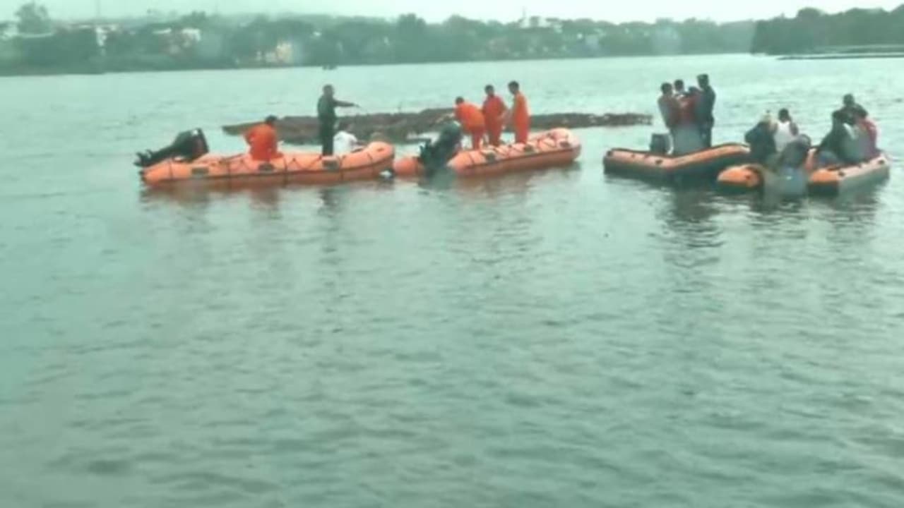 উৎসবের মেজাজে বিষাদের সুর, গণেশ বিসর্জনে নৌকোডুবিতে মৃত ১১ উৎসবের মেজাজে বিষাদের সুর, গণেশ বিসর্জনে নৌকোডুবিতে মৃত ১১