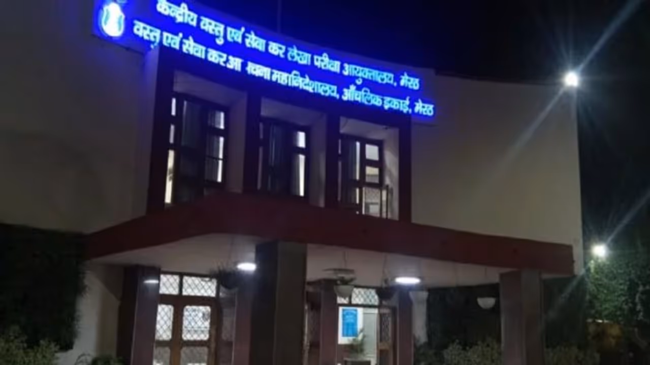 रिश्वत लेते सरकारी अफसर गिरफ्तार, सीबीआई ने ऐसे बिछाया था जाल रिश्वत लेते सरकारी अफसर गिरफ्तार, सीबीआई ने ऐसे बिछाया था जाल