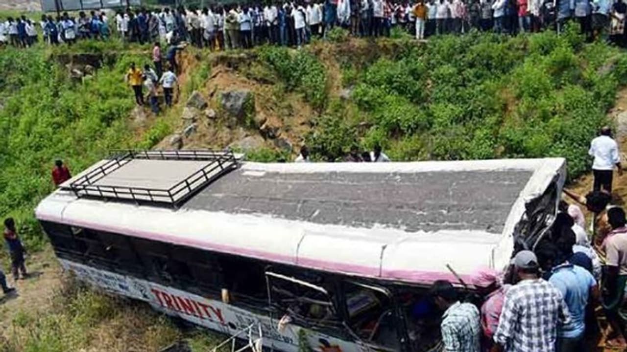మంత్రులను అడ్డుకున్న కొండగట్టు బాధితులు, పరిహారంపై నిలదీత మంత్రులను అడ్డుకున్న కొండగట్టు బాధితులు, పరిహారంపై నిలదీత