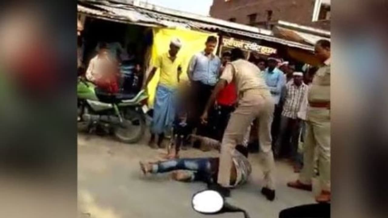 మాట వినలేదని... యువకుడిని చితకబాదిన పోలీసులు(వీడియో) మాట వినలేదని... యువకుడిని చితకబాదిన పోలీసులు(వీడియో)