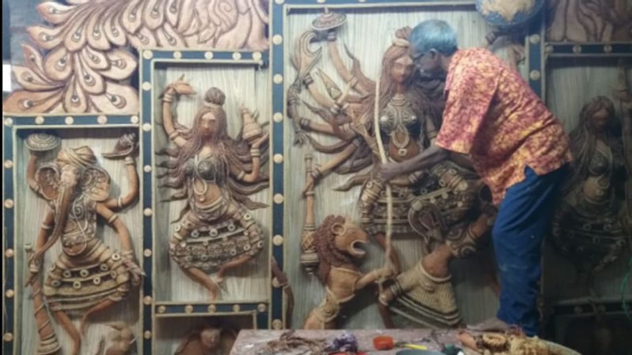 পেশায় পুলিশ নেশায় শিল্পী, 'দেবী' গড়েন মালদহের বিষ্ণু পেশায় পুলিশ নেশায় শিল্পী, 'দেবী' গড়েন মালদহের বিষ্ণু