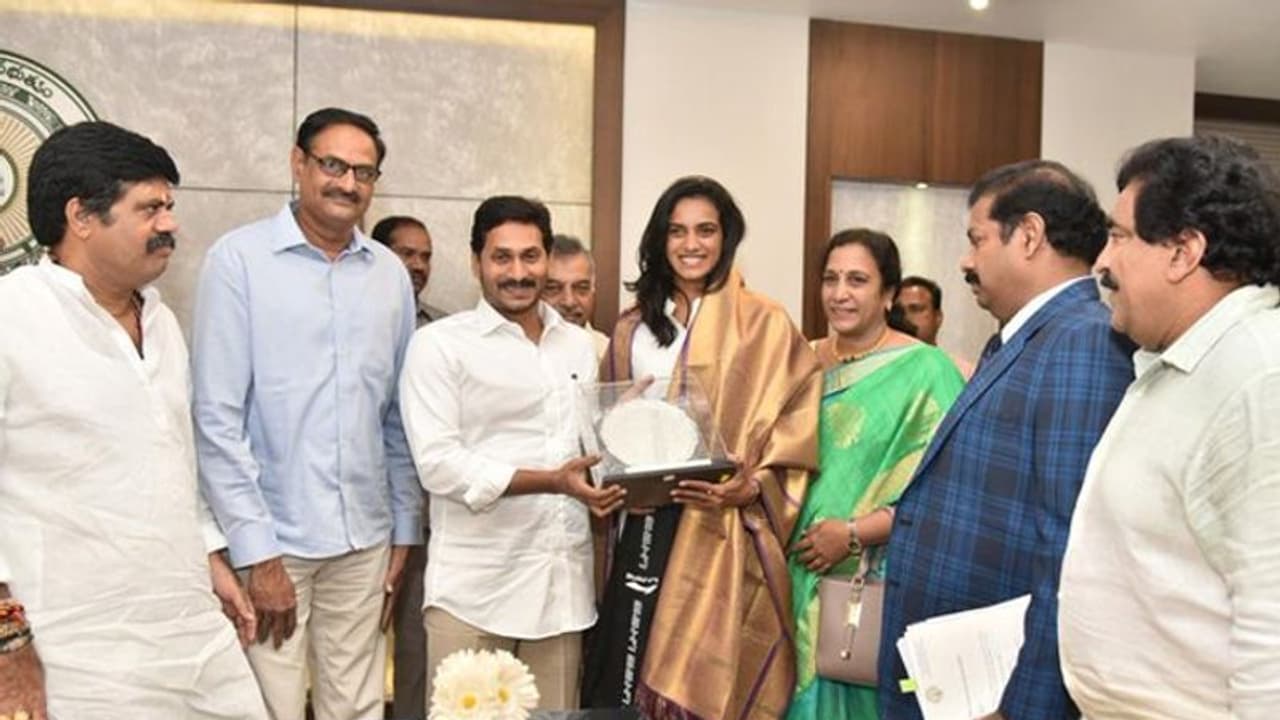 సీఎం జగన్ను కలిసి పీవీ సింధు, మరికొద్దిసేపట్లో సన్మానం సీఎం జగన్ను కలిసి పీవీ సింధు, మరికొద్దిసేపట్లో సన్మానం