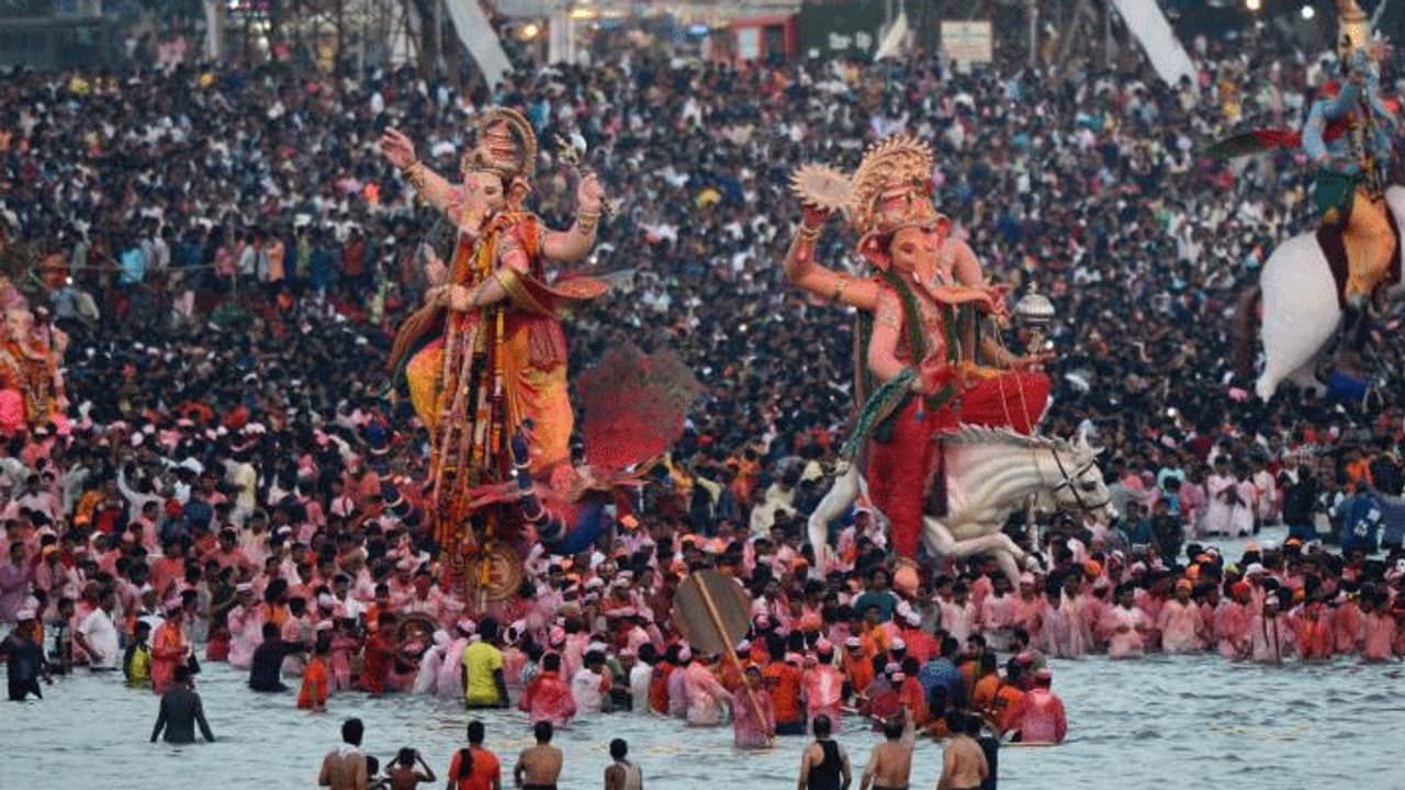 महाराष्ट्र में गणपति विसर्जन के दौरान 18 लोगों की मौत, बप्पा के जयकारों के बीच अपनो को तलाशते रहे लोग महाराष्ट्र में गणपति विसर्जन के दौरान 18 लोगों की मौत, बप्पा के जयकारों के बीच अपनो को तलाशते रहे लोग