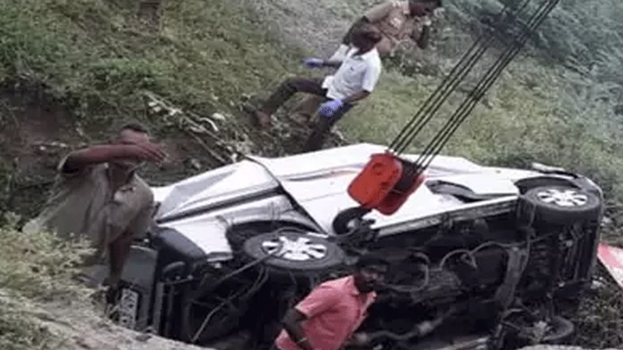 அந்தரத்தில் பறந்து தலைக்குப்புற பள்ளத்தில் கவிழ்ந்த கார்... 4 பேர் உடல் நசுங்கி உயிரிழப்பு..!