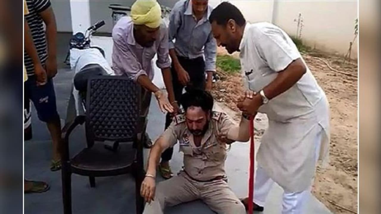 यह है पंजाब पुलिस का सब इंस्पेक्टर, उसे उठाने के लिए 3 4 लोग लगे