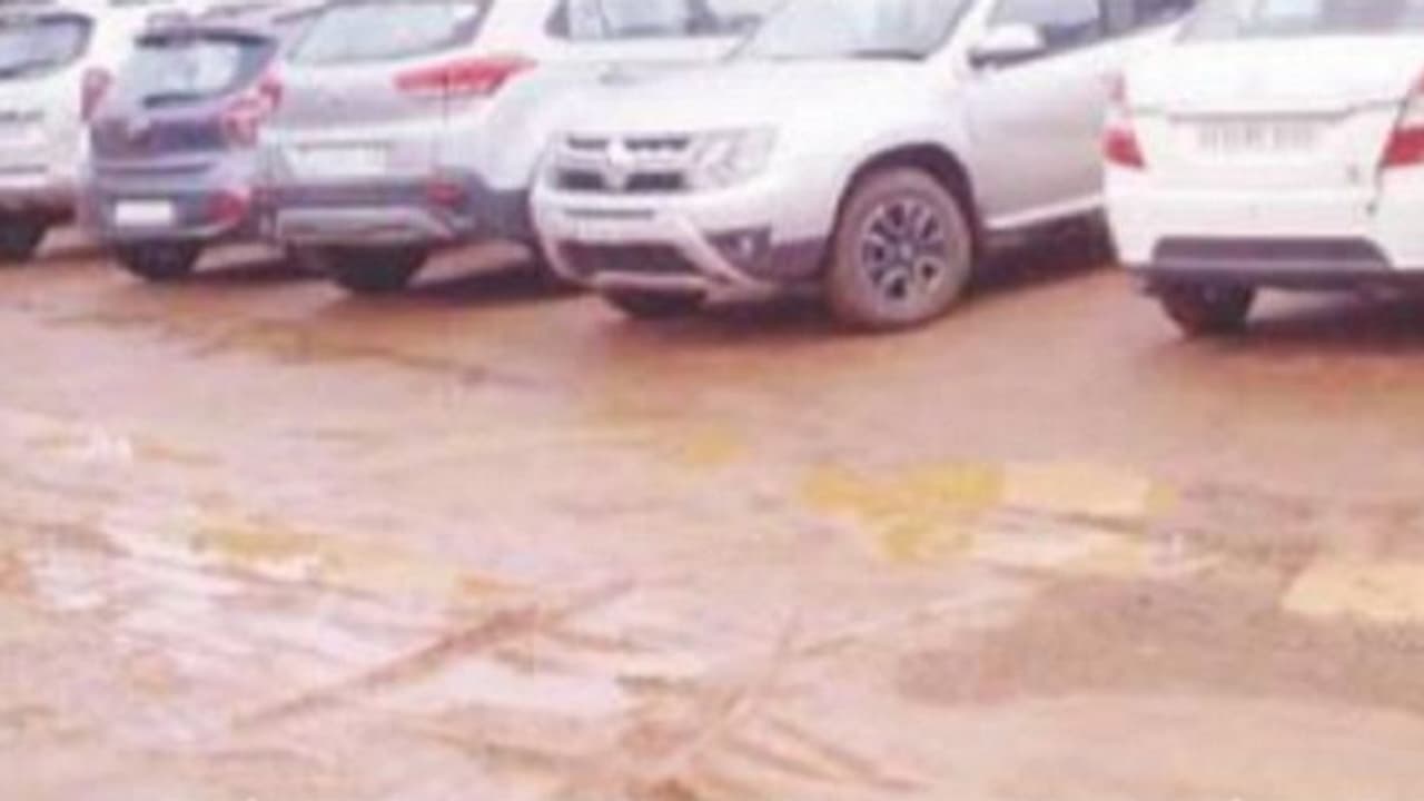 ಹಾಸನ: ಮಕ್ಕಳ ಆಟದ ಮೈದಾನದಲ್ಲಿ ಮದ್ವೆ ಕಾರುಗಳದ್ದೇ ದರ್ಬಾರು..!