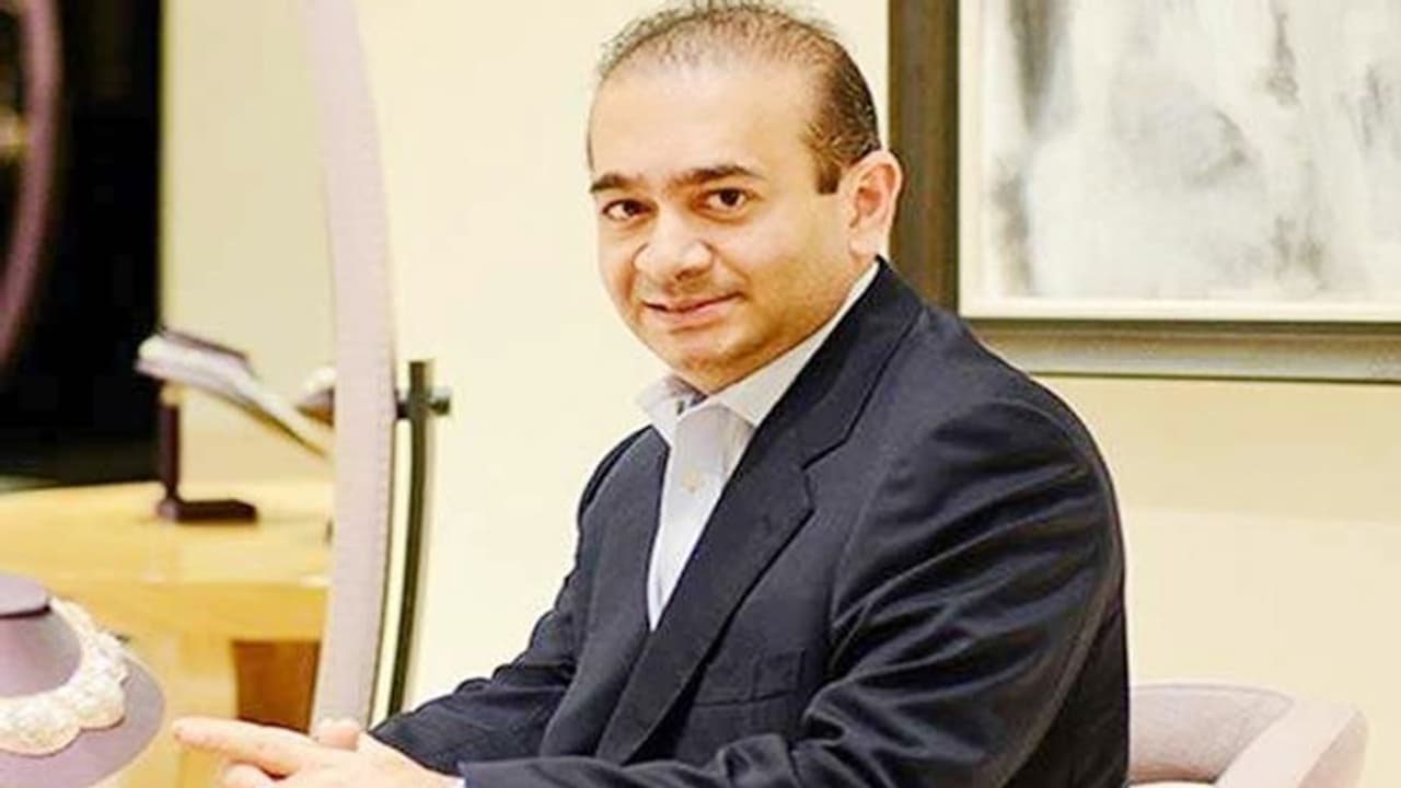 PNB घोटाले मामले पर नीरव मोदी को इंटरपोल की नकेल, भाई के खिलाफ रेड कॉर्नर नोटिस जारी PNB घोटाले मामले पर नीरव मोदी को इंटरपोल की नकेल, भाई के खिलाफ रेड कॉर्नर नोटिस जारी