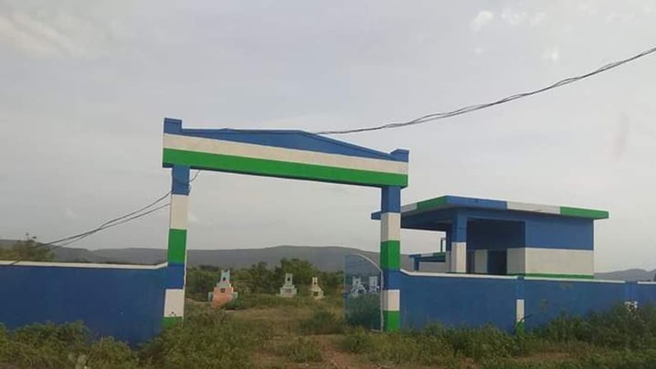 స్మశాన వాటికకు వైసీపీ రంగులు: దేన్నీ వదలరా అంటూ కేశినేని నాని ఫైర్ స్మశాన వాటికకు వైసీపీ రంగులు: దేన్నీ వదలరా అంటూ కేశినేని నాని ఫైర్