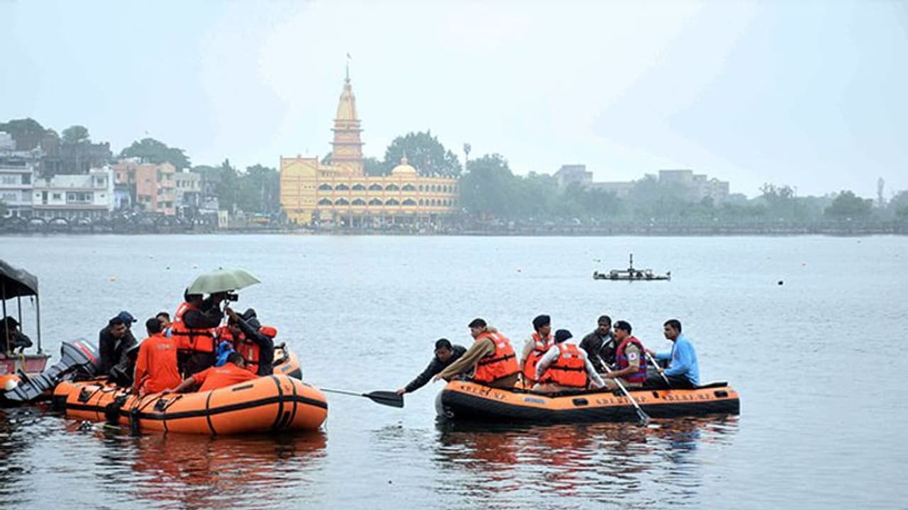 దుర్గాదేవి నిమజ్జనంలో అపశృతి... 7గురు మృతి, పలువురు గల్లంతు దుర్గాదేవి నిమజ్జనంలో అపశృతి... 7గురు మృతి, పలువురు గల్లంతు