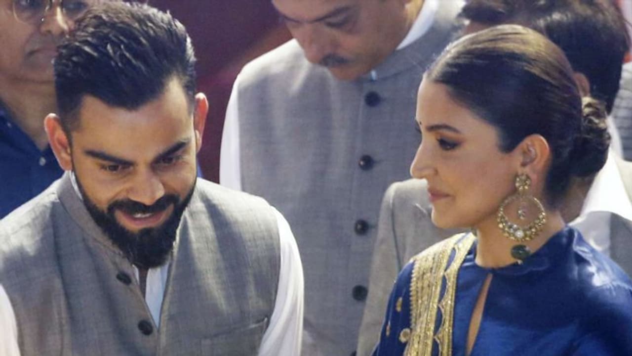 కోహ్లీని ముద్దుతో ఓదార్చిన అనుష్క.. వీడియో వైరల్ కోహ్లీని ముద్దుతో ఓదార్చిన అనుష్క.. వీడియో వైరల్