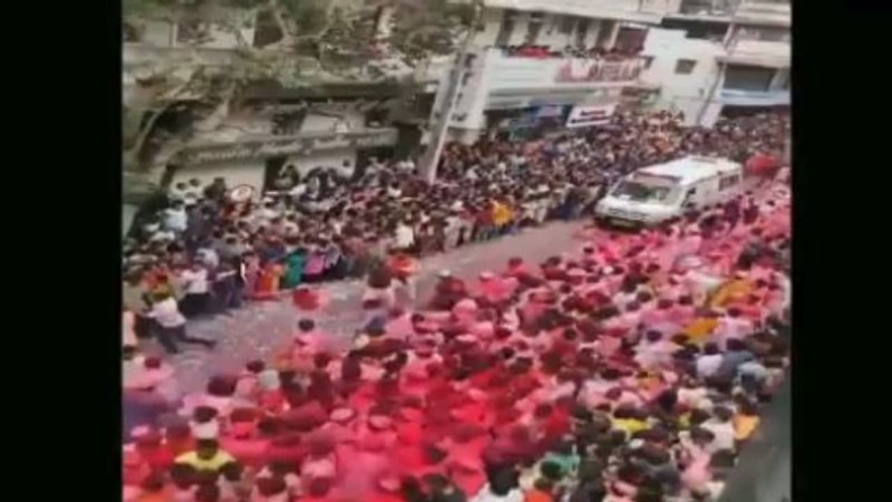 গণেশ পুজোর শোভাযাত্রায় অগণিত ভক্তের ঢল, অ্যাম্বুলেন্সের জন্য রাস্তা ছেড়ে মানবিকতার নজির গণেশ পুজোর শোভাযাত্রায় অগণিত ভক্তের ঢল, অ্যাম্বুলেন্সের জন্য রাস্তা ছেড়ে মানবিকতার নজির