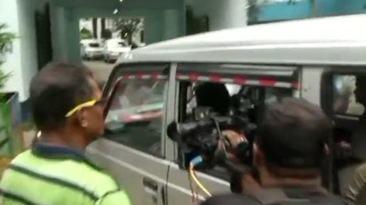 রাজীবের বাড়িতে সিবিআই, রক্ষাকবচ উঠতেই পার্কস্ট্রিটে হানা রাজীবের বাড়িতে সিবিআই, রক্ষাকবচ উঠতেই পার্কস্ট্রিটে হানা