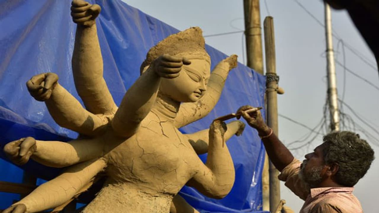 এবার গার্ডেন লেনে মুখ্য নির্মাণে রয়েছে দেবী কক্ষ, থিমে থাকছে নতুন চমক এবার গার্ডেন লেনে মুখ্য নির্মাণে রয়েছে দেবী কক্ষ, থিমে থাকছে নতুন চমক