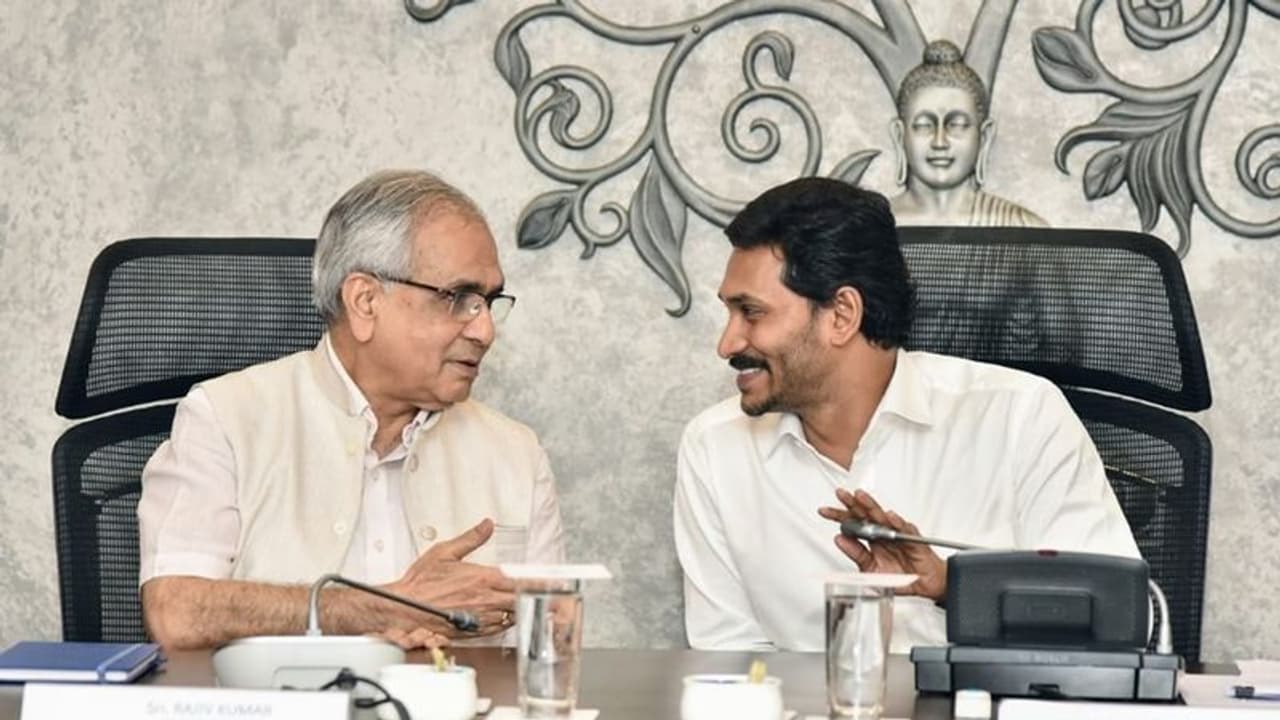 కేంద్రం స్పాన్సర్ చేస్తే అమ్మఒడి దేశానికే ఆదర్శం: సీఎం జగన్ కేంద్రం స్పాన్సర్ చేస్తే అమ్మఒడి దేశానికే ఆదర్శం: సీఎం జగన్