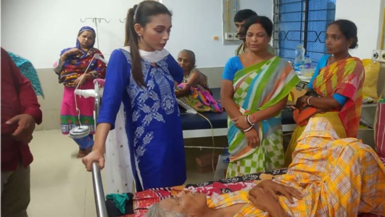 আচমকা পরিদর্শনে সাংসদ মিমি, খবর পেয়েই কার্পেট পাতা হল হাসপাতালে আচমকা পরিদর্শনে সাংসদ মিমি, খবর পেয়েই কার্পেট পাতা হল হাসপাতালে