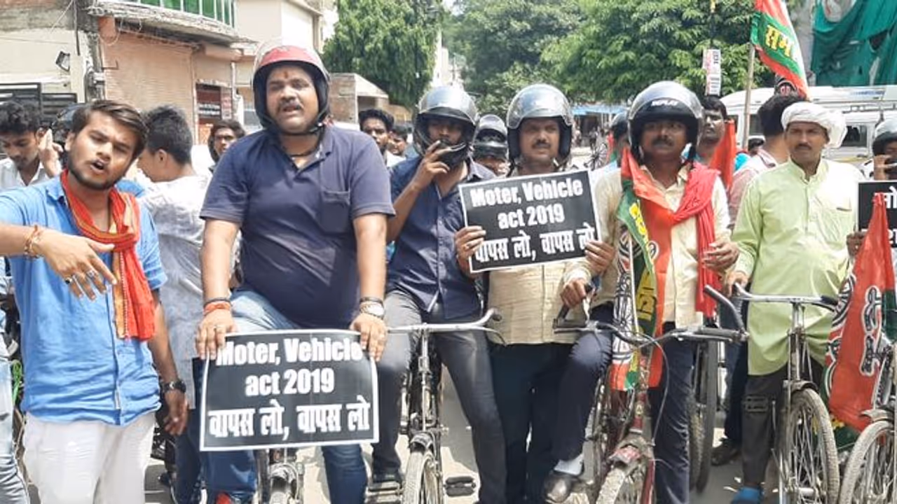 मोटर व्हीकल एक्ट के विरोध में वाराणसी में सपा का अनोखा प्रदर्शन