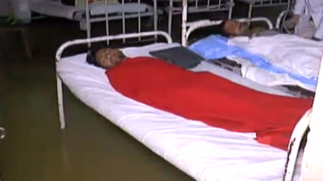 स्वीमिंग पूल में तब्दील हो गया हॉस्पिटल, पानी में तैरता रहा मरीजों का बेड स्वीमिंग पूल में तब्दील हो गया हॉस्पिटल, पानी में तैरता रहा मरीजों का बेड