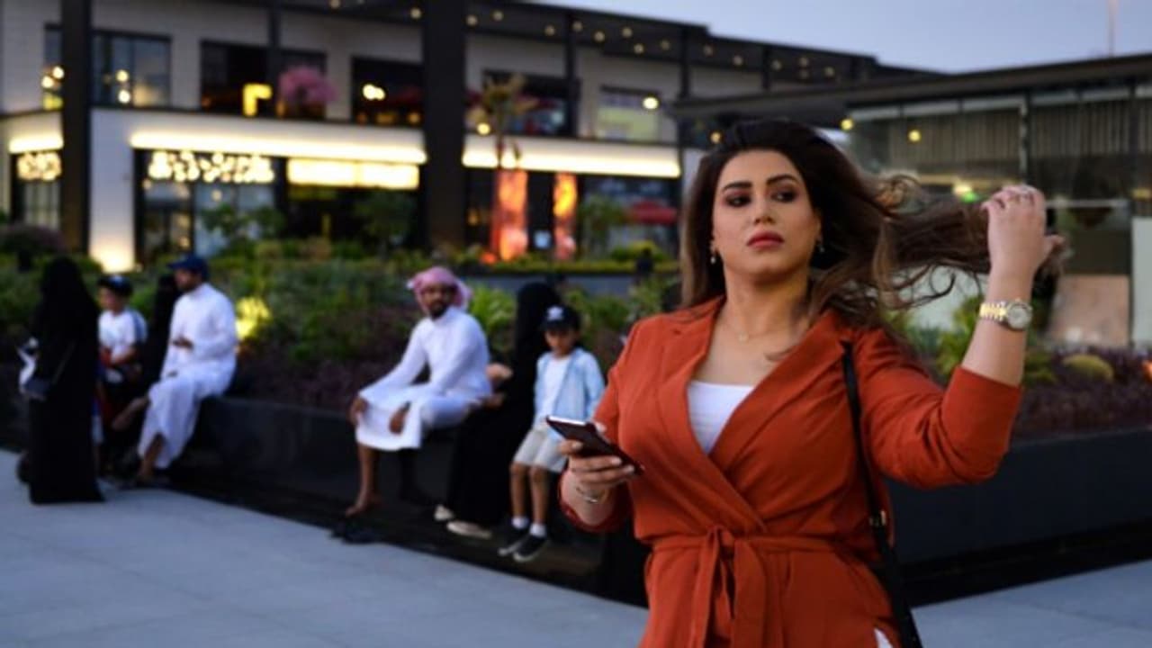 পোশাক বিধির পরোয়া নেই, নেই ধর্ম পুলিশের ভয় ও, ঝড় তুললেন এই সৌদি যুবতী পোশাক বিধির পরোয়া নেই, নেই ধর্ম পুলিশের ভয় ও, ঝড় তুললেন এই সৌদি যুবতী