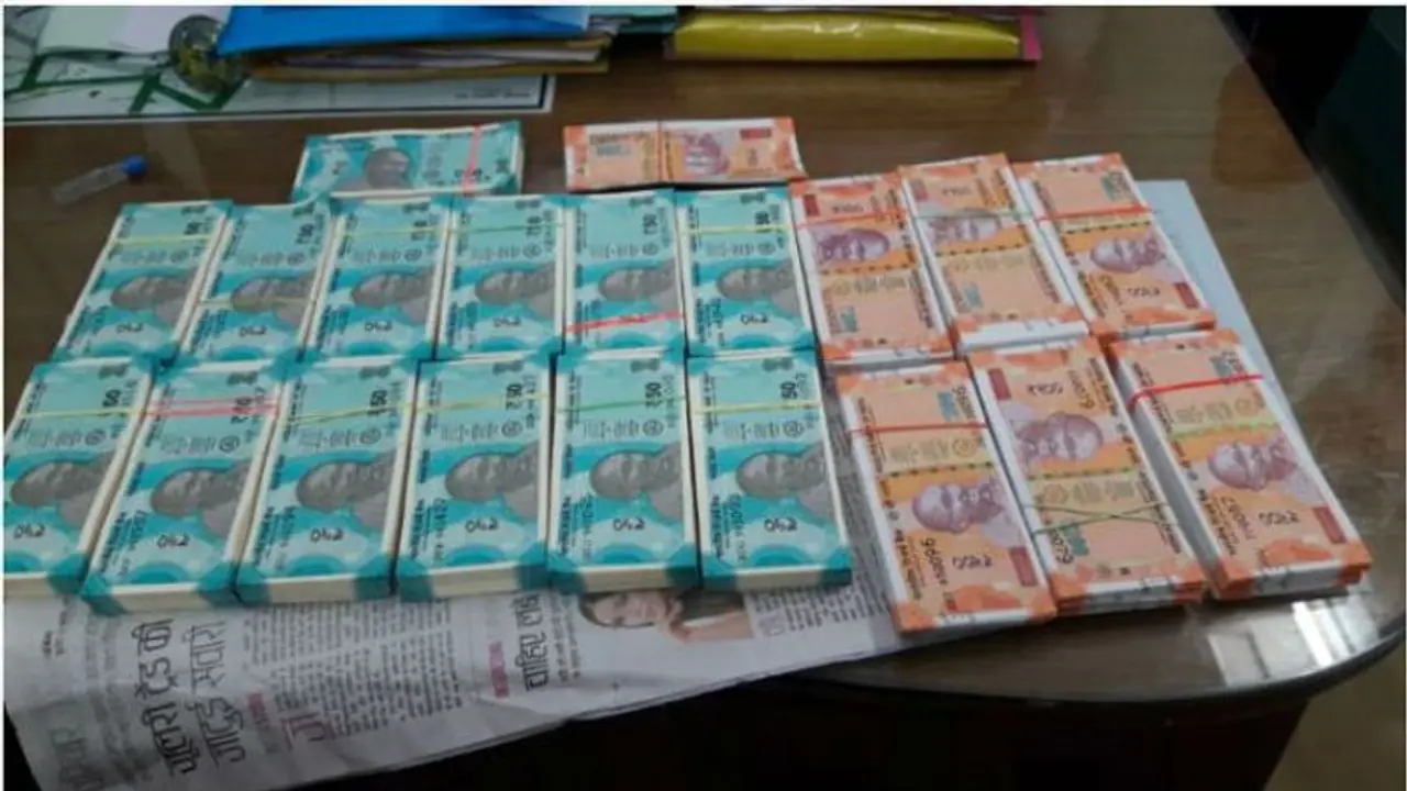 Fake Currency Fraud: ಲಕ್ಷ್ಮೇಶ್ವರದಲ್ಲಿ ಖೋಟಾ ನೋಟುಗಳ ಹಾವಳಿ..! Fake Currency Fraud: ಲಕ್ಷ್ಮೇಶ್ವರದಲ್ಲಿ ಖೋಟಾ ನೋಟುಗಳ ಹಾವಳಿ..!