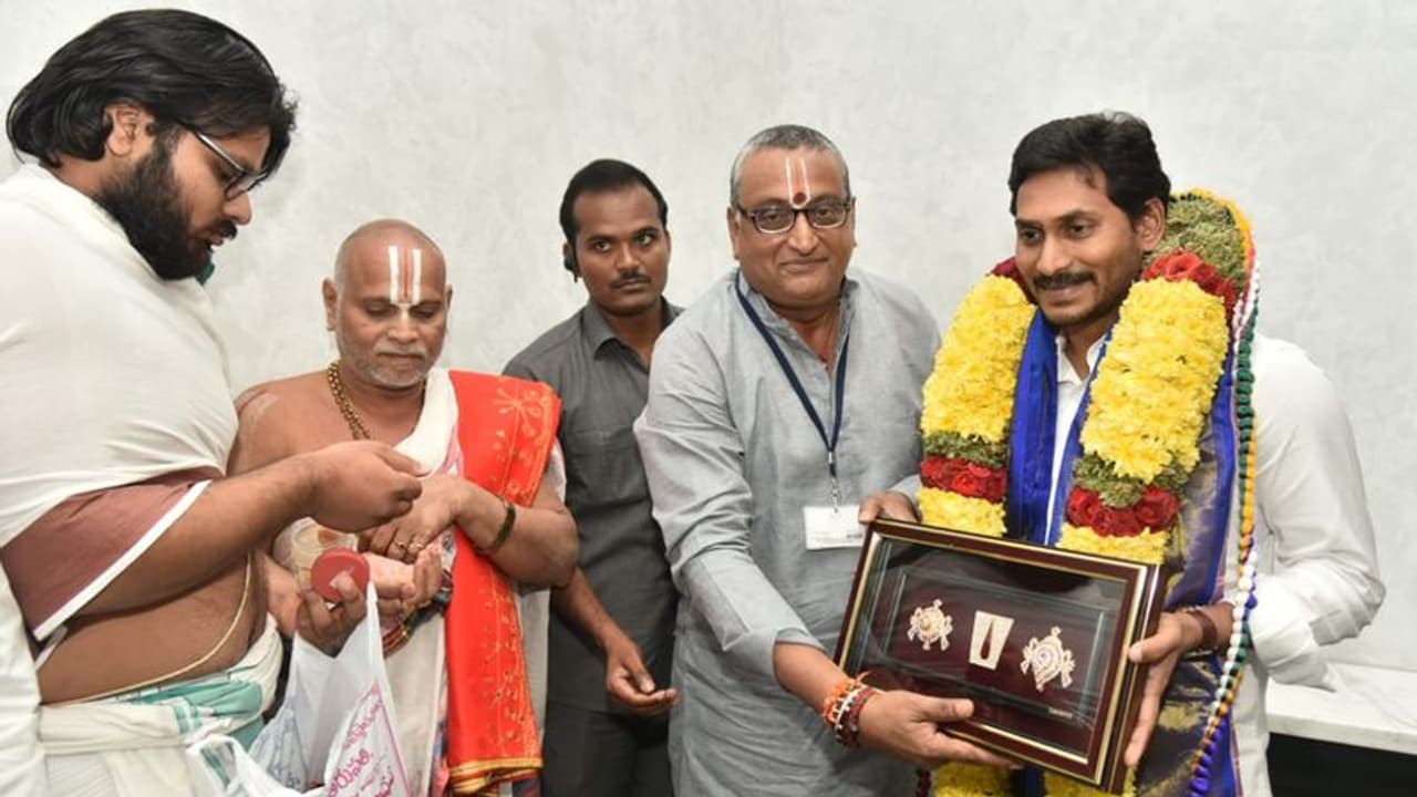 సీఎం జగన్ ను కలిసిన ఎస్వీబీసీ చైర్మన్ పృథ్వీరాజ్ సీఎం జగన్ ను కలిసిన ఎస్వీబీసీ చైర్మన్ పృథ్వీరాజ్