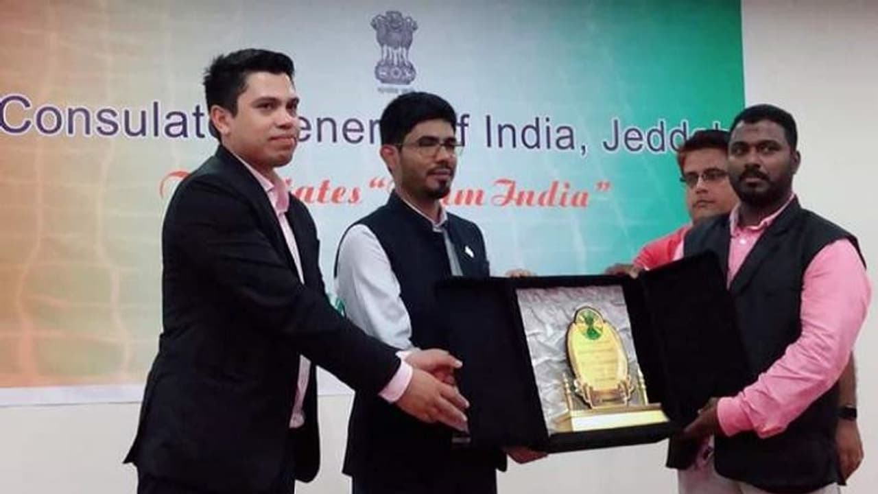 NRI ಹಜ್ ಸ್ವಯಂಸೇವಕರಿಗೆ ಭಾರತೀಯ ರಾಯಭಾರಿ ಕಚೇರಿಯಿಂದ ಸನ್ಮಾನ NRI ಹಜ್ ಸ್ವಯಂಸೇವಕರಿಗೆ ಭಾರತೀಯ ರಾಯಭಾರಿ ಕಚೇರಿಯಿಂದ ಸನ್ಮಾನ