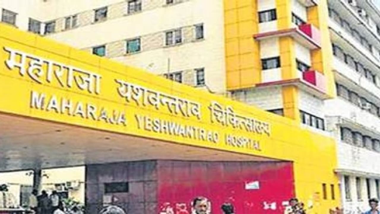 एमवायएच के कई वार्डों में भरा पानी, अस्पताल प्रशासन की सूझबूझ से टला बड़ा हादसा एमवायएच के कई वार्डों में भरा पानी, अस्पताल प्रशासन की सूझबूझ से टला बड़ा हादसा