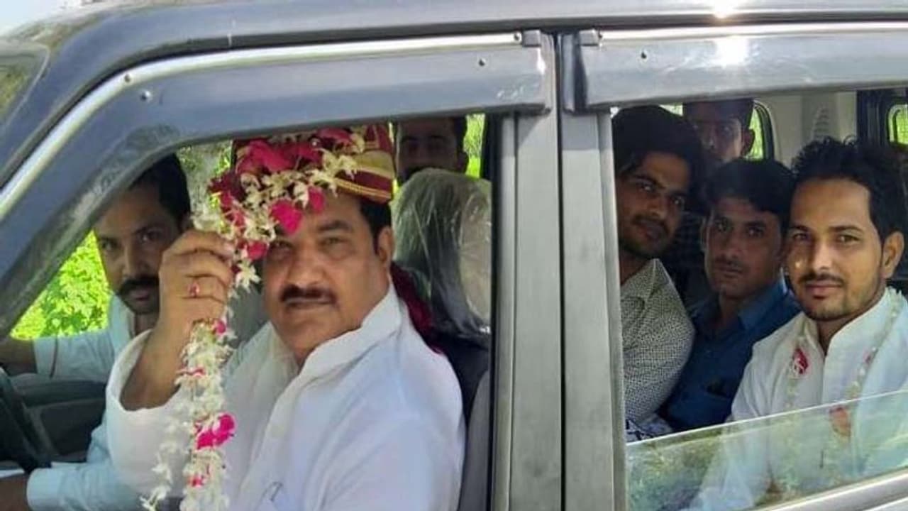 पुलिस को चकमा देने के लिए सिर पर सेहरा बांध ये नेता बन गया दूल्हा, जानें क्यों किया ऐसा पुलिस को चकमा देने के लिए सिर पर सेहरा बांध ये नेता बन गया दूल्हा, जानें क्यों किया ऐसा