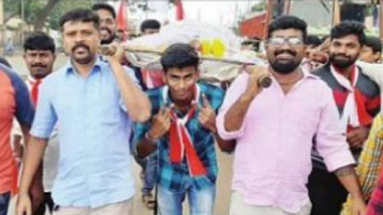 ಶಿವಮೊಗ್ಗ: ಅಬಕಾರಿ ಸಚಿವರ ಅಣಕು ಶವಯಾತ್ರೆ ಶಿವಮೊಗ್ಗ: ಅಬಕಾರಿ ಸಚಿವರ ಅಣಕು ಶವಯಾತ್ರೆ