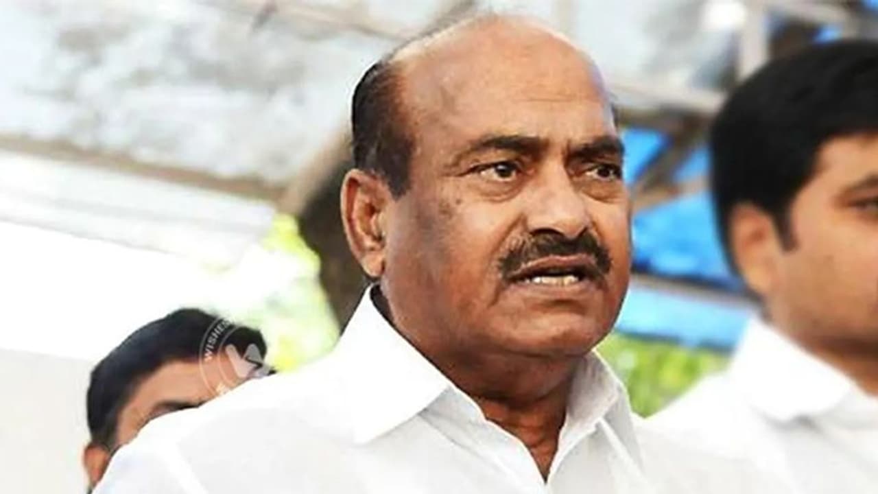 పార్టీ మారుతూ అధినేతను ఏదో ఒకటి అంటున్నారు: వంశీపై జేసీ ఫైర్ పార్టీ మారుతూ అధినేతను ఏదో ఒకటి అంటున్నారు: వంశీపై జేసీ ఫైర్