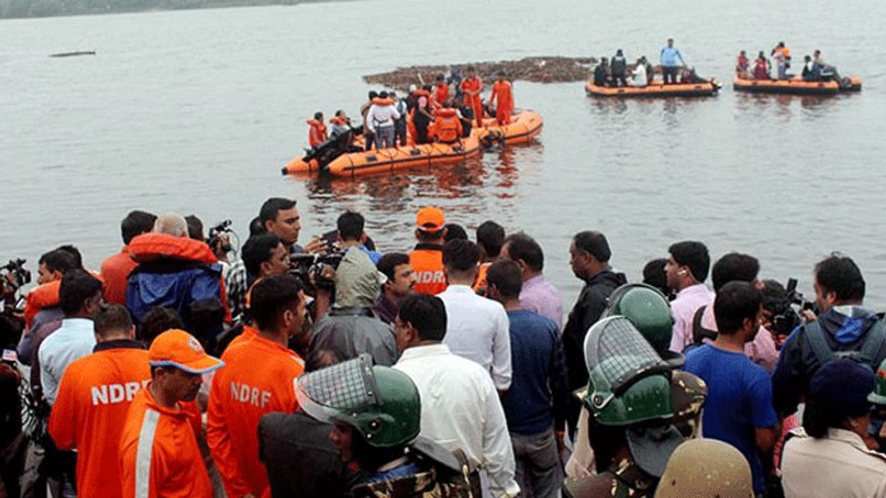 बप्पा का विसर्जन करते ही बचाओ बचाओ की अवाज लगा रहे थे लोग, ड्यूटी से गायब थे पुलिसवाले बप्पा का विसर्जन करते ही बचाओ बचाओ की अवाज लगा रहे थे लोग, ड्यूटी से गायब थे पुलिसवाले