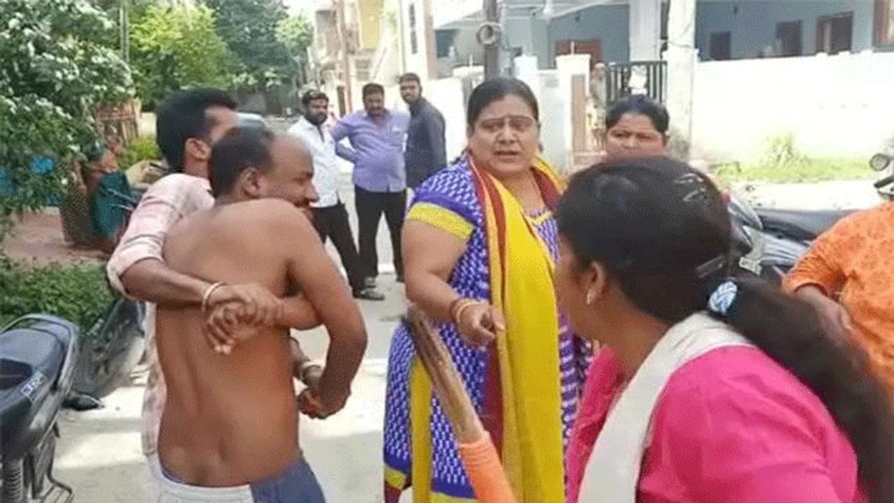 ప్రియురాలితో భర్త రొమాన్స్... రెడ్ హ్యాండెడ్ గా పట్టుకున్న భార్య ప్రియురాలితో భర్త రొమాన్స్... రెడ్ హ్యాండెడ్ గా పట్టుకున్న భార్య