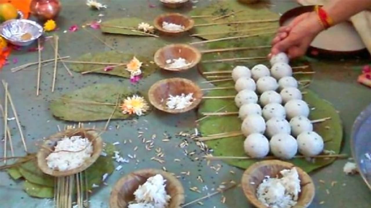 श्राद्ध से मिलती है लंबी उम्र, संतान और पैसा, अपनी जमीन या तीर्थ स्थान पर ही क्यों करना चाहिए पिंडदान?