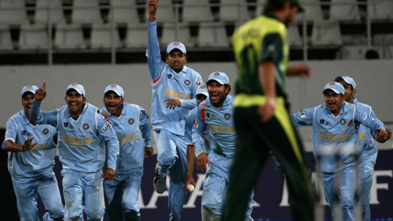 வரலாற்றில் இன்று.. மறக்கவே முடியாத போட்டி அது.. பாகிஸ்தான் அணியை வெட்கப்பட்டு தலைகுனிய வைத்த இந்திய வீரர்கள் வரலாற்றில் இன்று.. மறக்கவே முடியாத போட்டி அது.. பாகிஸ்தான் அணியை வெட்கப்பட்டு தலைகுனிய வைத்த இந்திய வீரர்கள்