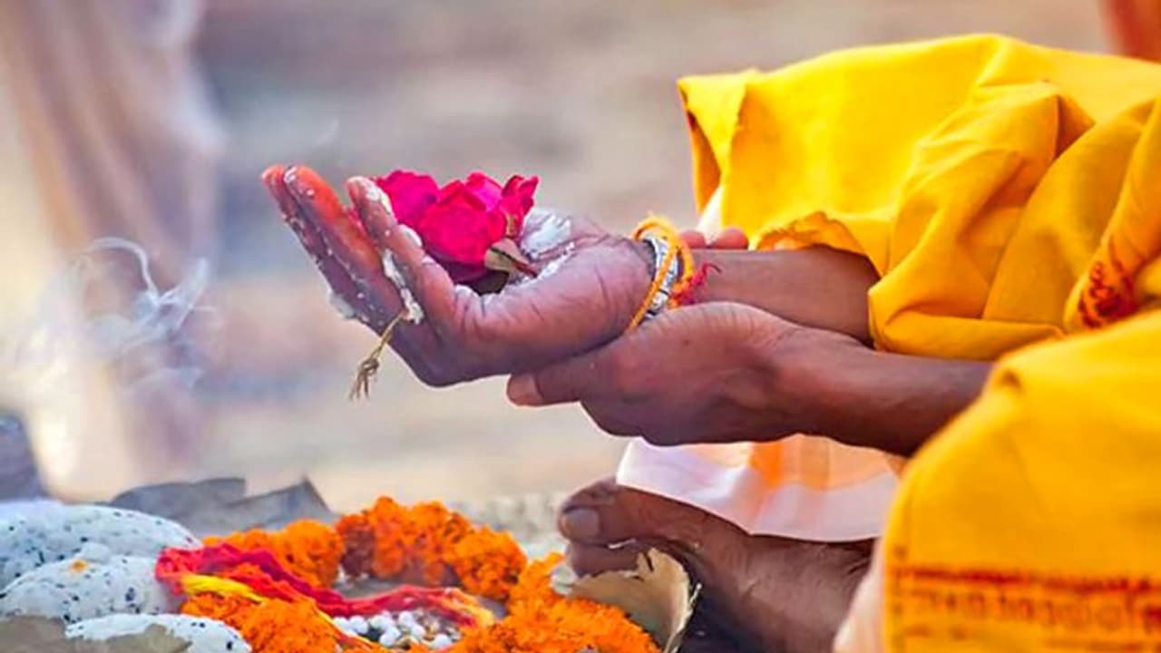 इस दिन किया जाता है मृत विवाहित महिलाओं का श्राद्ध, साथ में ये उपाय भी करें इस दिन किया जाता है मृत विवाहित महिलाओं का श्राद्ध, साथ में ये उपाय भी करें