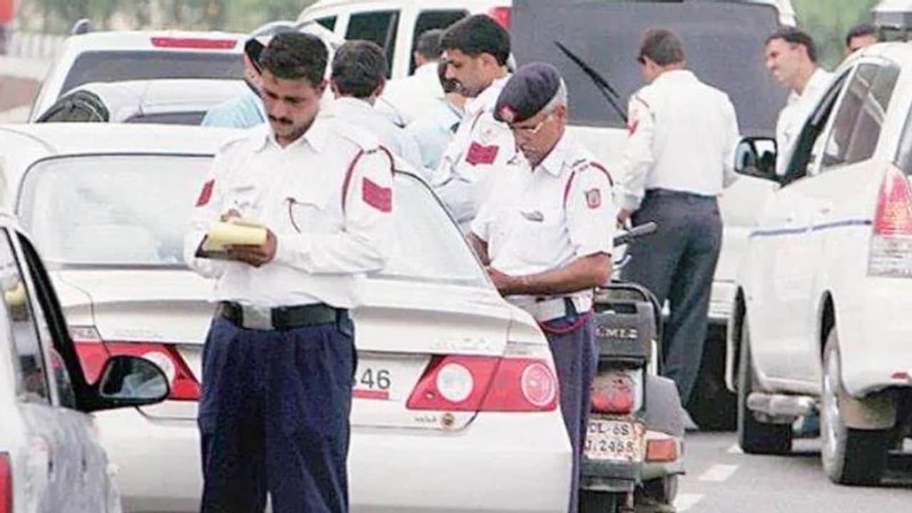 ఇన్నోవా కారు యజమానికి ఝలక్.. రూ.76వేలు జరిమానా