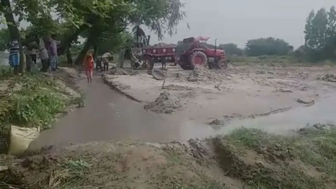 বালি পাচারের রমরমা কারবার, নাম জড়াল তৃণমূল নেতাদের, চোখ বুজে প্রশাসন বালি পাচারের রমরমা কারবার, নাম জড়াল তৃণমূল নেতাদের, চোখ বুজে প্রশাসন