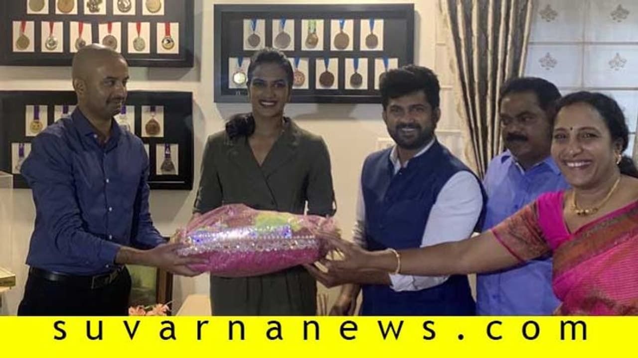 ’ಯುವ ದಸರಾ’ ಉದ್ಘಾಟಿಸಲು PV ಸಿಂಧುವನ್ನು ಆಹ್ವಾನಿಸಿದ ಸಂಸದ ಪ್ರತಾಪ್ ಸಿಂಹ ’ಯುವ ದಸರಾ’ ಉದ್ಘಾಟಿಸಲು PV ಸಿಂಧುವನ್ನು ಆಹ್ವಾನಿಸಿದ ಸಂಸದ ಪ್ರತಾಪ್ ಸಿಂಹ