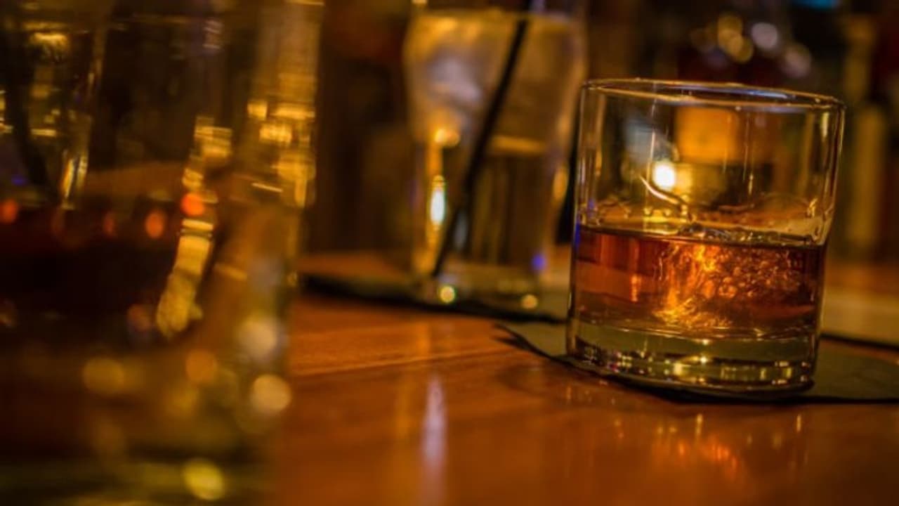 അൻപതിനായിരം രൂപയ്ക്ക് ബെറ്റ്, 2 കുപ്പി മദ്യം അകത്താക്കിയത് 20 മിനിറ്റിൽ, ഇൻഫ്ലുവൻസർക്ക് ദാരുണാന്ത്യം അൻപതിനായിരം രൂപയ്ക്ക് ബെറ്റ്, 2 കുപ്പി മദ്യം അകത്താക്കിയത് 20 മിനിറ്റിൽ, ഇൻഫ്ലുവൻസർക്ക് ദാരുണാന്ത്യം