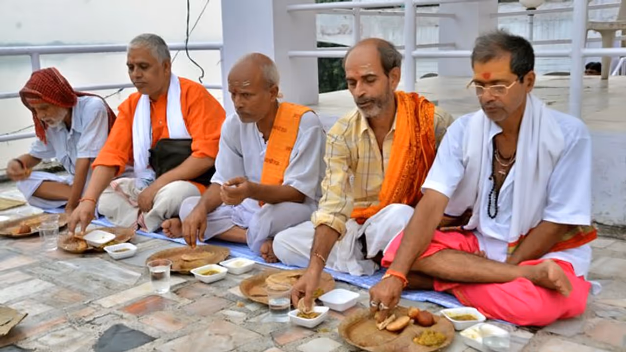 श्राद्ध में ब्राह्मणों को भोजन क्यों करवाया जाता है, जानें ऐसी ही 3 परंपराएं
