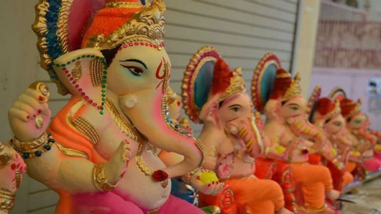 नासिक के लोगों ने गणेश की मूर्तियां विसर्जित करने के बजाय दान कीं नासिक के लोगों ने गणेश की मूर्तियां विसर्जित करने के बजाय दान कीं