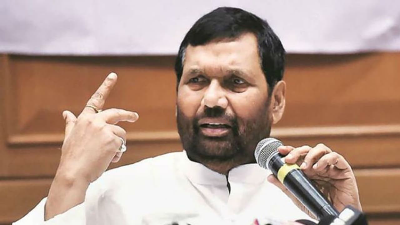 Union minister Ram Vilas Paswan makes call to initiate 'Swachh Pani Abhiyan' Union minister Ram Vilas Paswan makes call to initiate 'Swachh Pani Abhiyan'