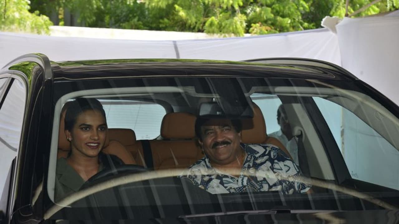 నాగార్జున చేతుల మీదుగా పీవీ సింధుకు బిఎండబ్ల్యు కారు నాగార్జున చేతుల మీదుగా పీవీ సింధుకు బిఎండబ్ల్యు కారు