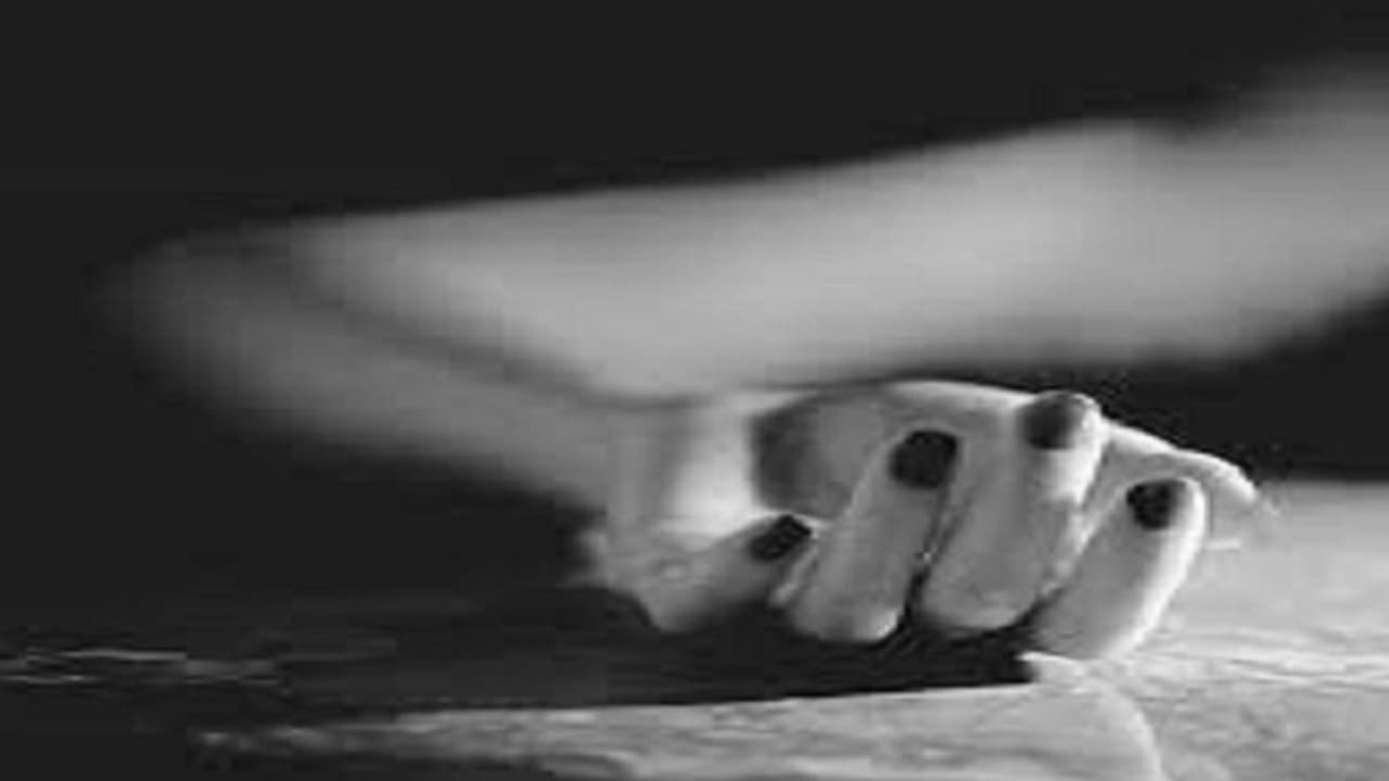 ಬೆಂಗಳೂರು: ತಾಯಿ ಮೊಬೈಲ್ ಕೊಟ್ಟಿಲ್ಲವೆಂದು ನೇಣಿಗೆ ಶರಣಾದ ಮಗಳು ಬೆಂಗಳೂರು: ತಾಯಿ ಮೊಬೈಲ್ ಕೊಟ್ಟಿಲ್ಲವೆಂದು ನೇಣಿಗೆ ಶರಣಾದ ಮಗಳು