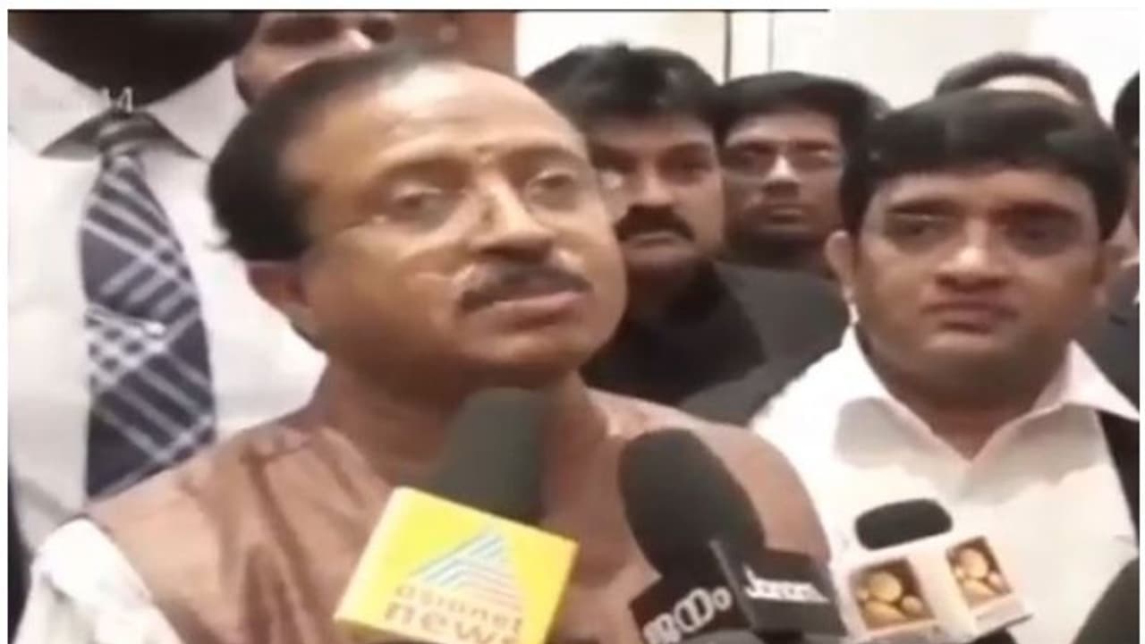 ഇന്ത്യന് തൊഴിലാളികളുടെ പ്രശ്നങ്ങള് ചര്ച്ച ചെയ്ത് കേന്ദ്ര സഹമന്ത്രി മുരളീധരന് കുവൈത്തില് നിന്ന് മടങ്ങിയെത്തി ഇന്ത്യന് തൊഴിലാളികളുടെ പ്രശ്നങ്ങള് ചര്ച്ച ചെയ്ത് കേന്ദ്ര സഹമന്ത്രി മുരളീധരന് കുവൈത്തില് നിന്ന് മടങ്ങിയെത്തി