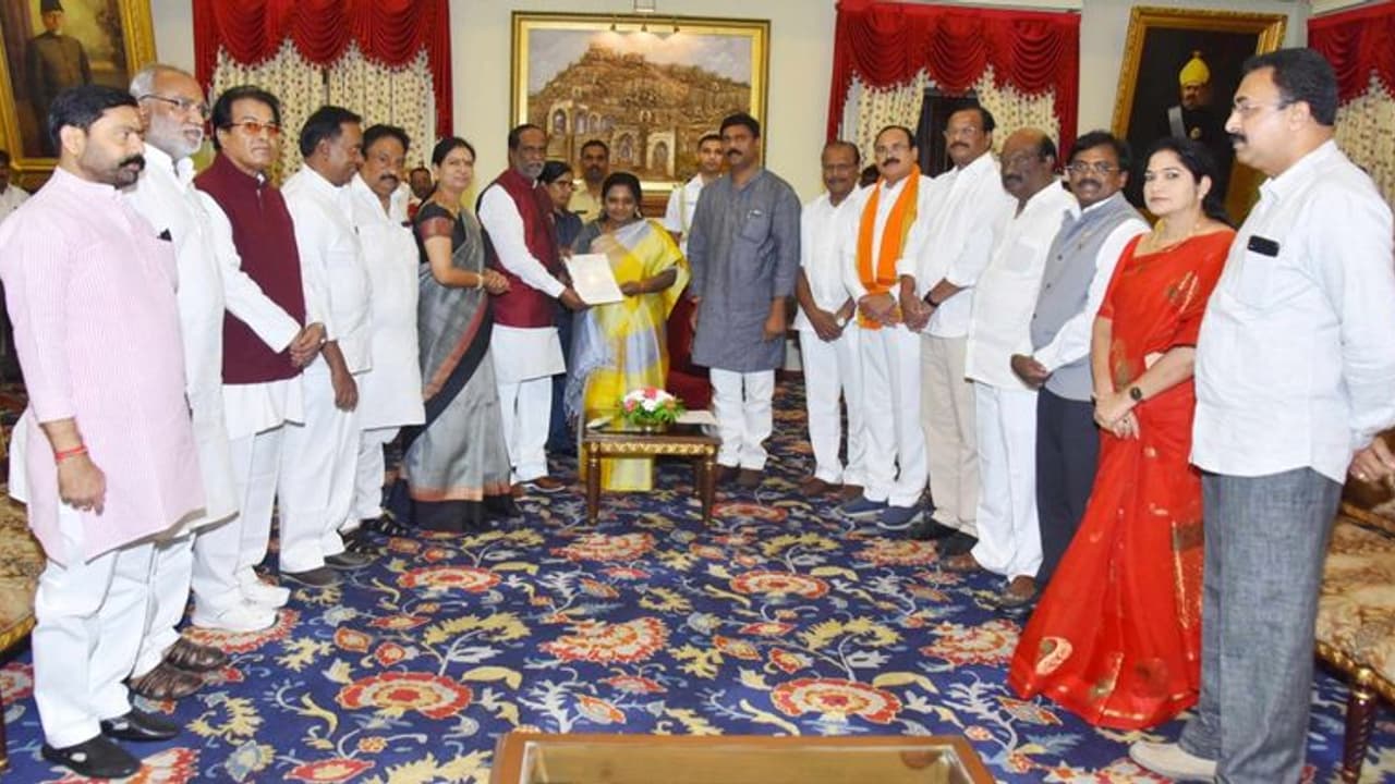 కేసీఆర్ కు తెలంగాణ విమోచన దినోత్సవ సెగ: తమిళిసైతో బిజెపి నేతల భేటీ కేసీఆర్ కు తెలంగాణ విమోచన దినోత్సవ సెగ: తమిళిసైతో బిజెపి నేతల భేటీ