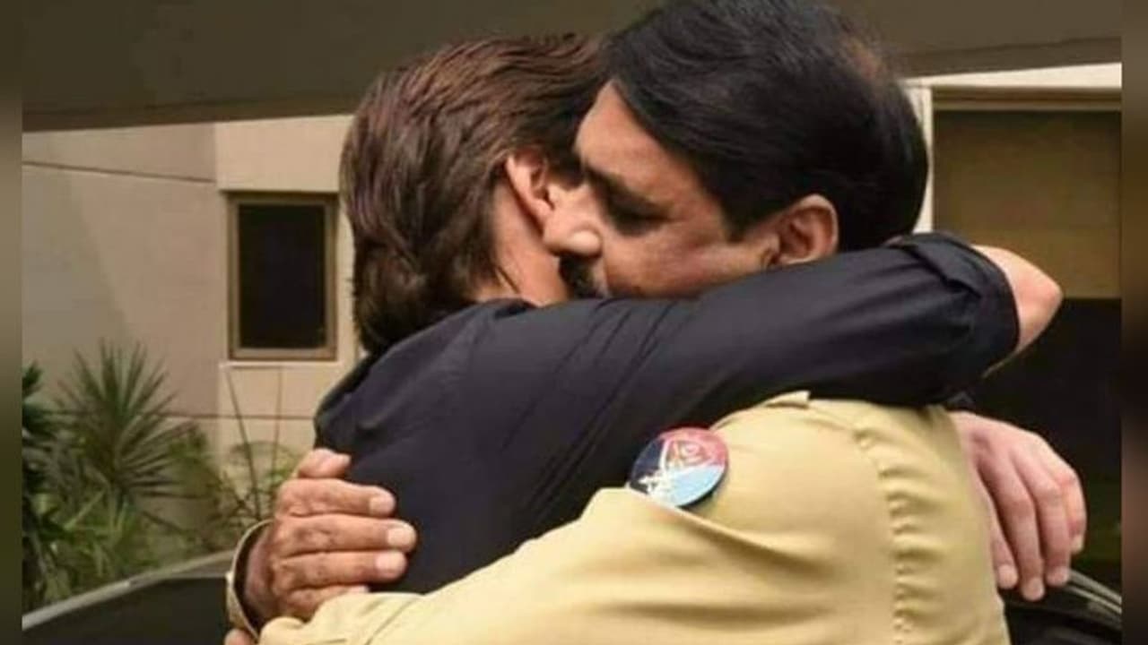 एक 'हग' जिसके बाद सोशल मीडिया पर लोगों ने अफरीदी को पाकिस्तान का अगला पीएम बना दिया एक 'हग' जिसके बाद सोशल मीडिया पर लोगों ने अफरीदी को पाकिस्तान का अगला पीएम बना दिया